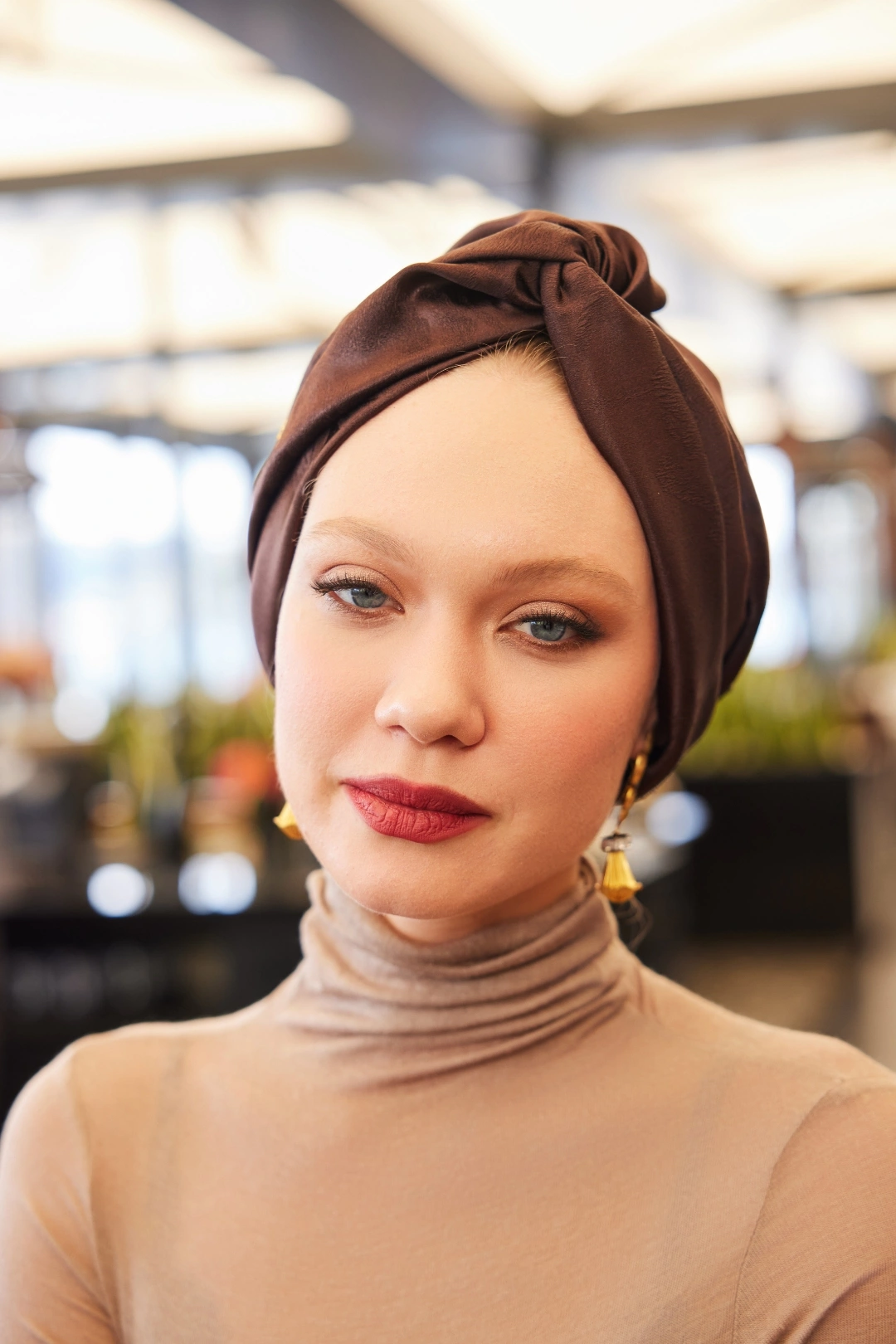 غطاء رأس بني حريري جاكار غير مملوء