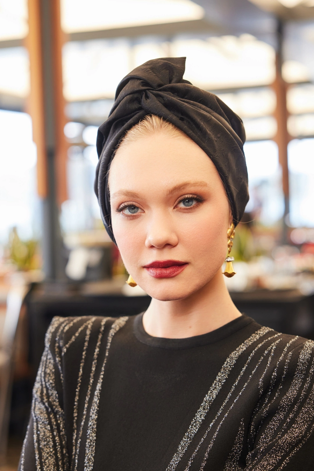 غطاء رأس أسود حريري من الجاكار غير مملوء