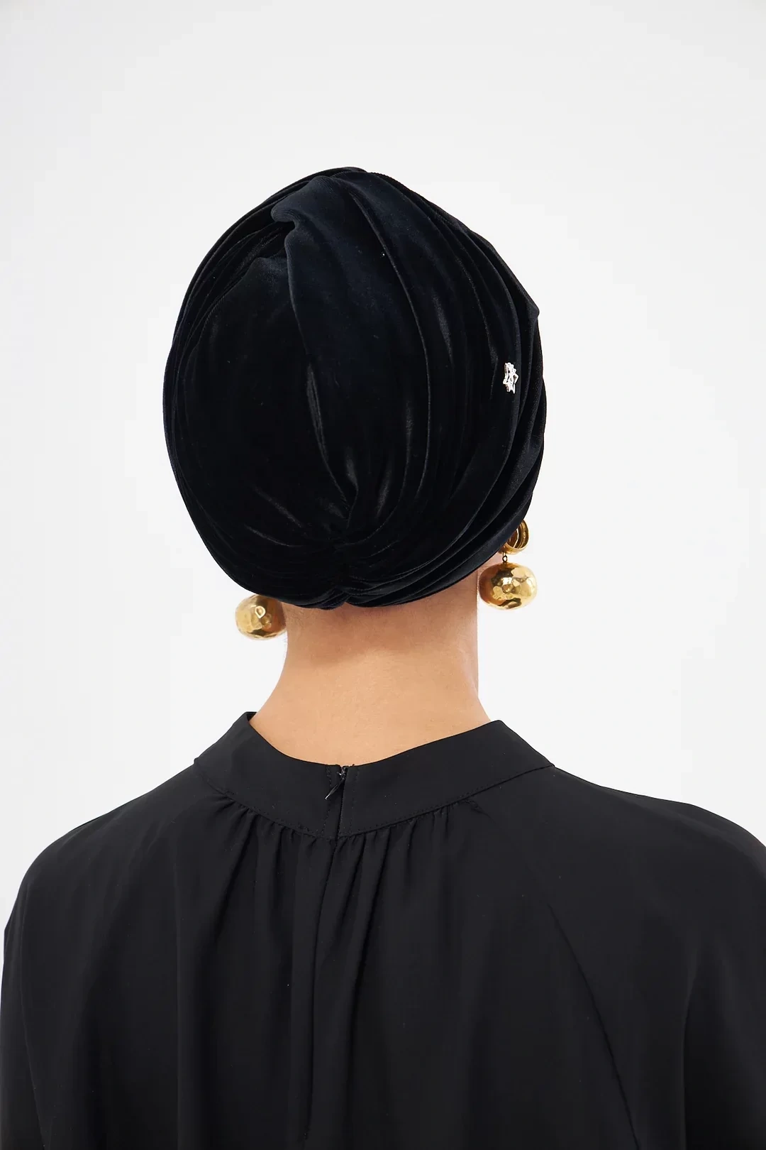 Бархатный ненаполненный капот черного цвета