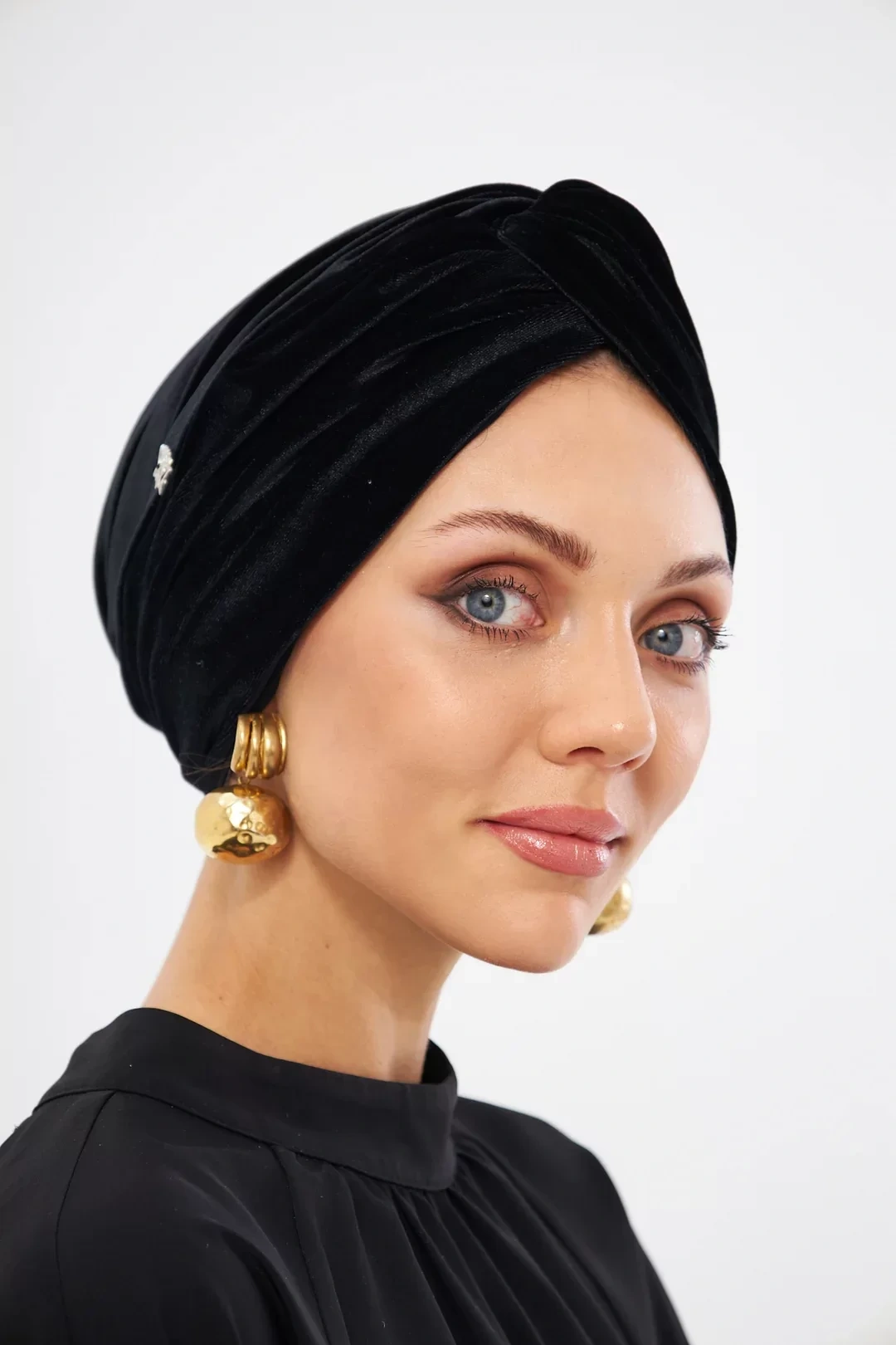 Бархатный ненаполненный капот черного цвета