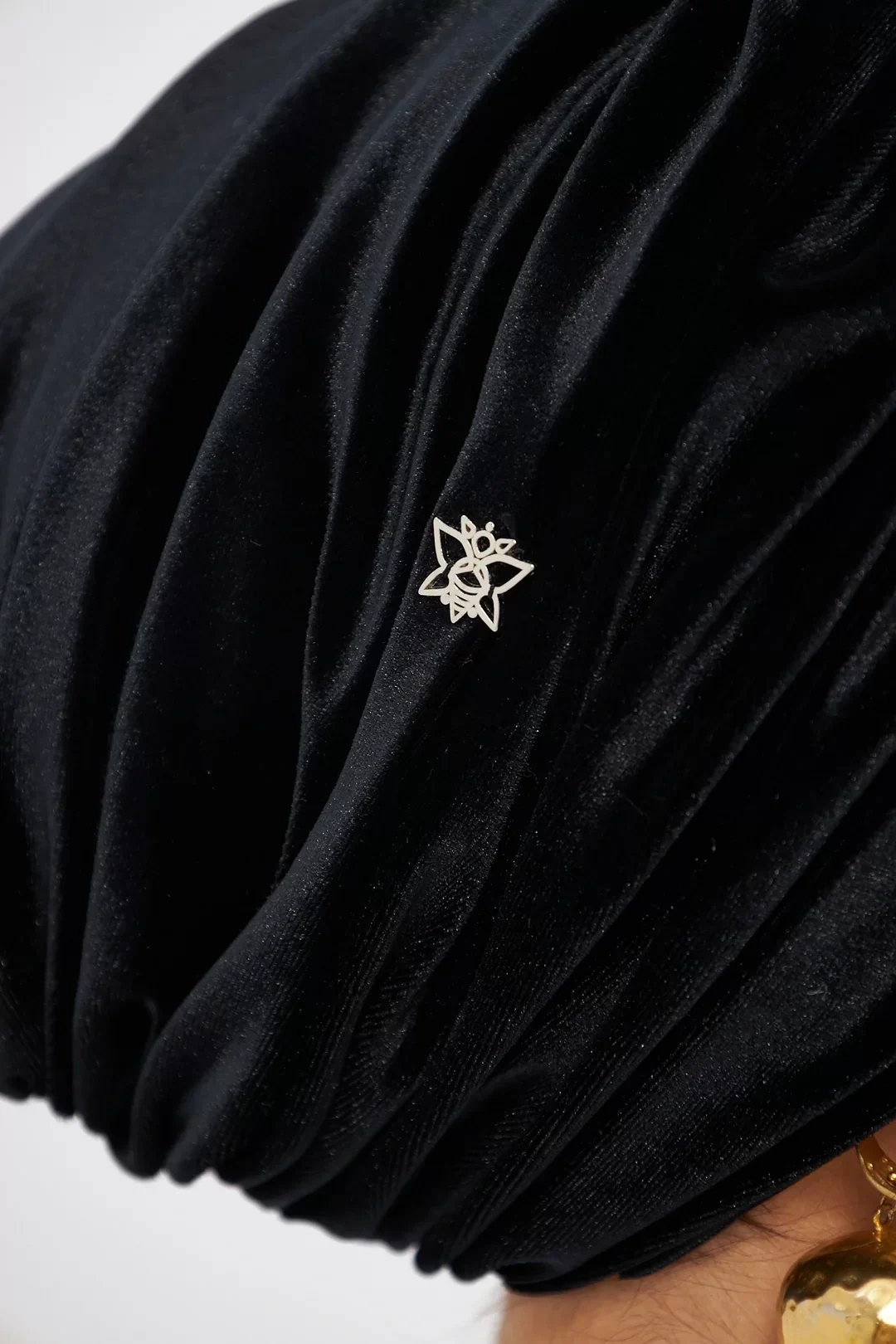 Бархатный ненаполненный капот черного цвета