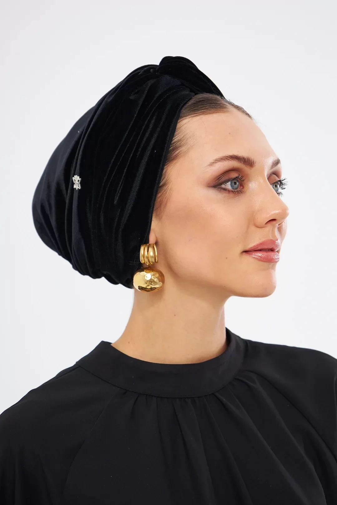 Бархатный ненаполненный капот черного цвета