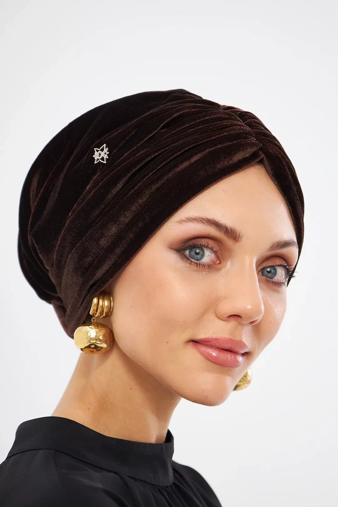 Капот с бархатной драпировкой и наполнителем коричневого цвета