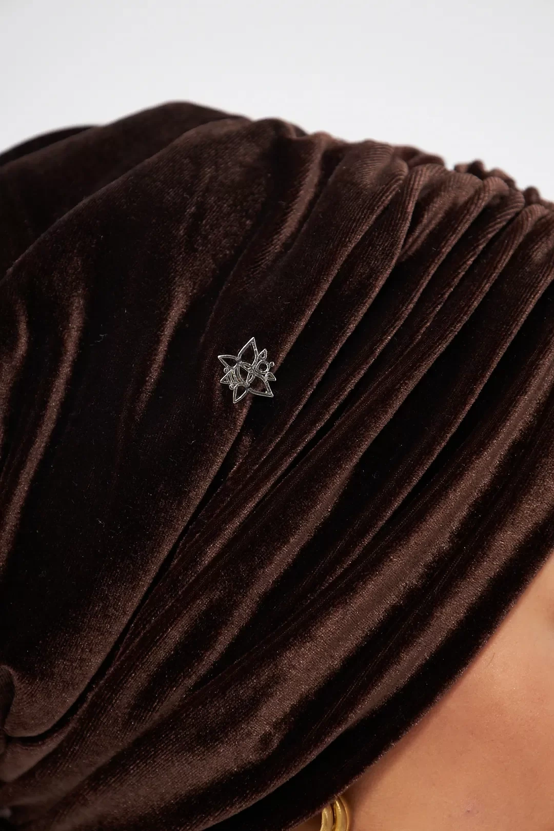 Капот с бархатной драпировкой и наполнителем коричневого цвета