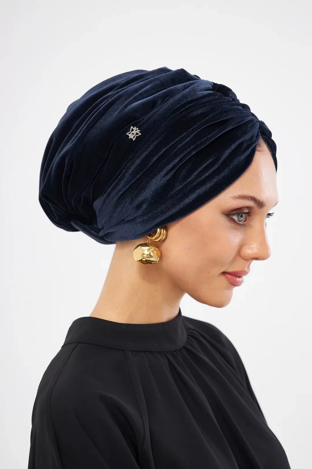 Бархатный драпированный стеганый чепчик темно-синего цвета