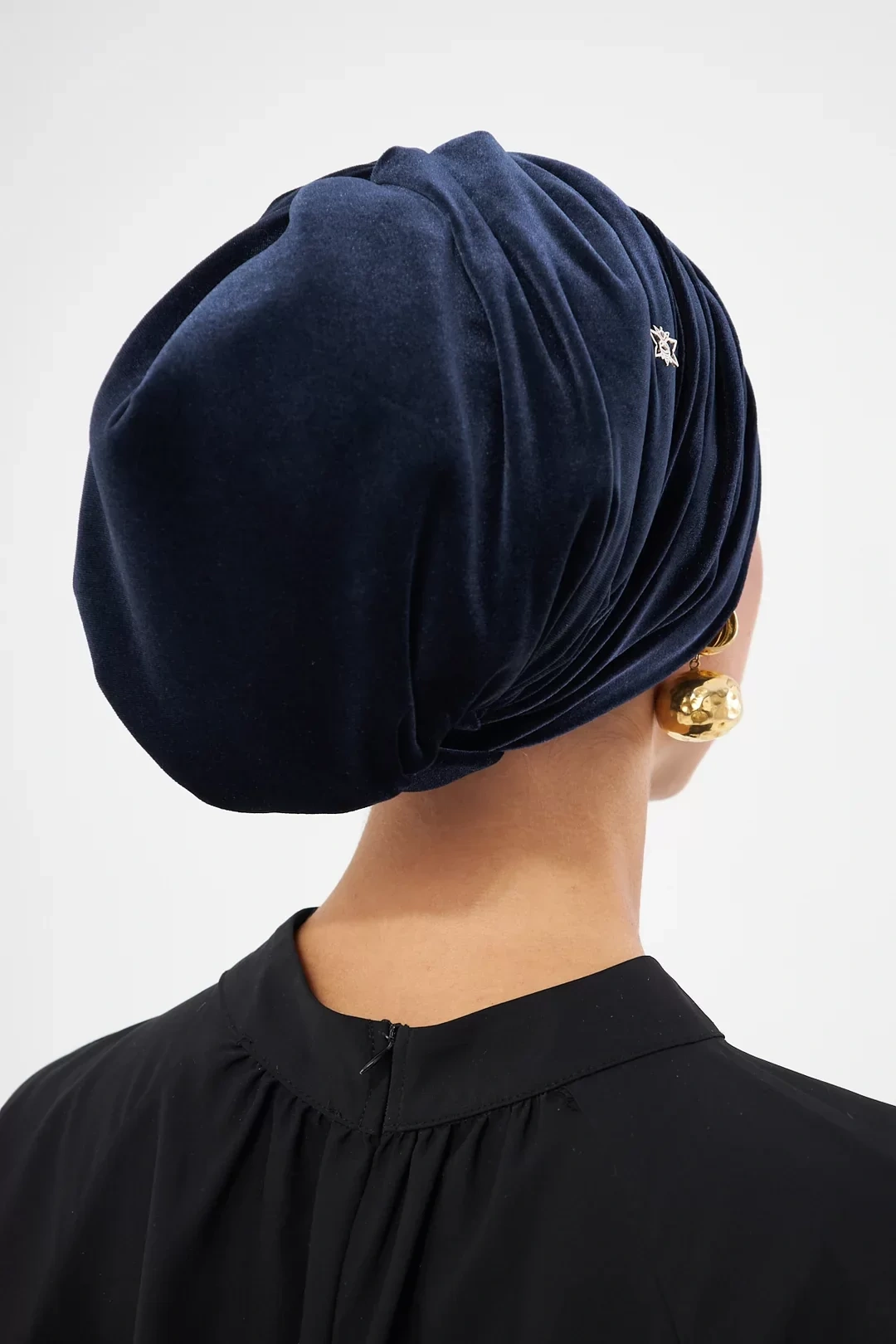 Бархатный драпированный стеганый чепчик темно-синего цвета