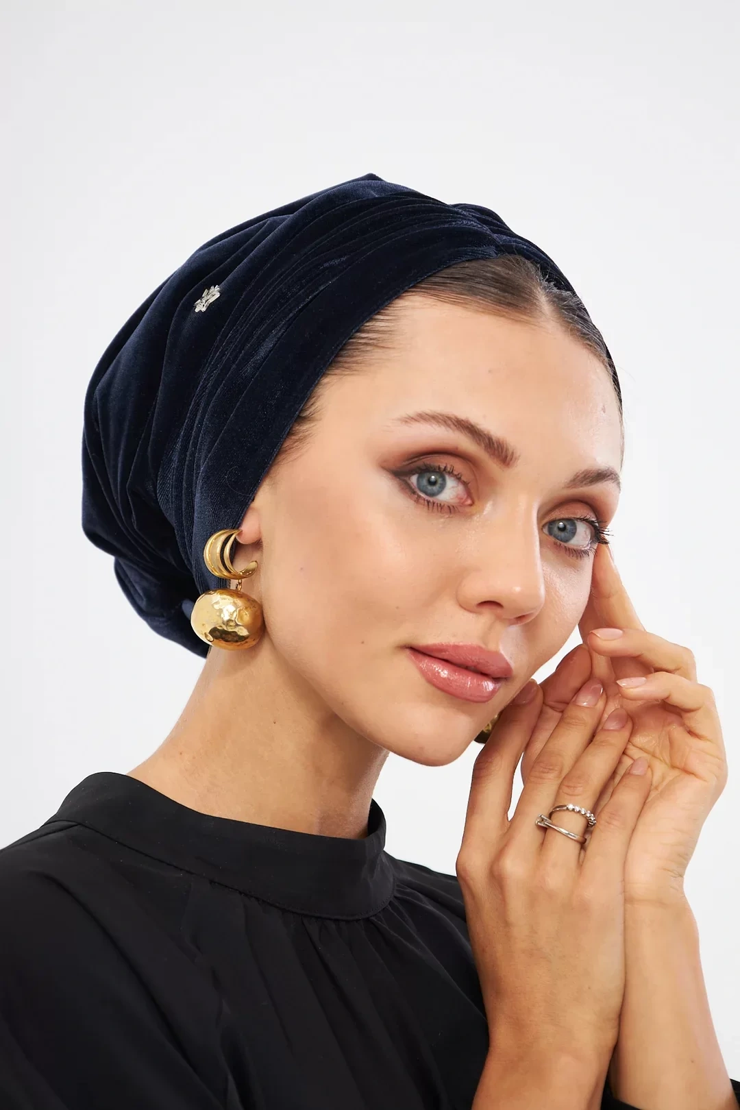 Бархатный драпированный стеганый чепчик темно-синего цвета