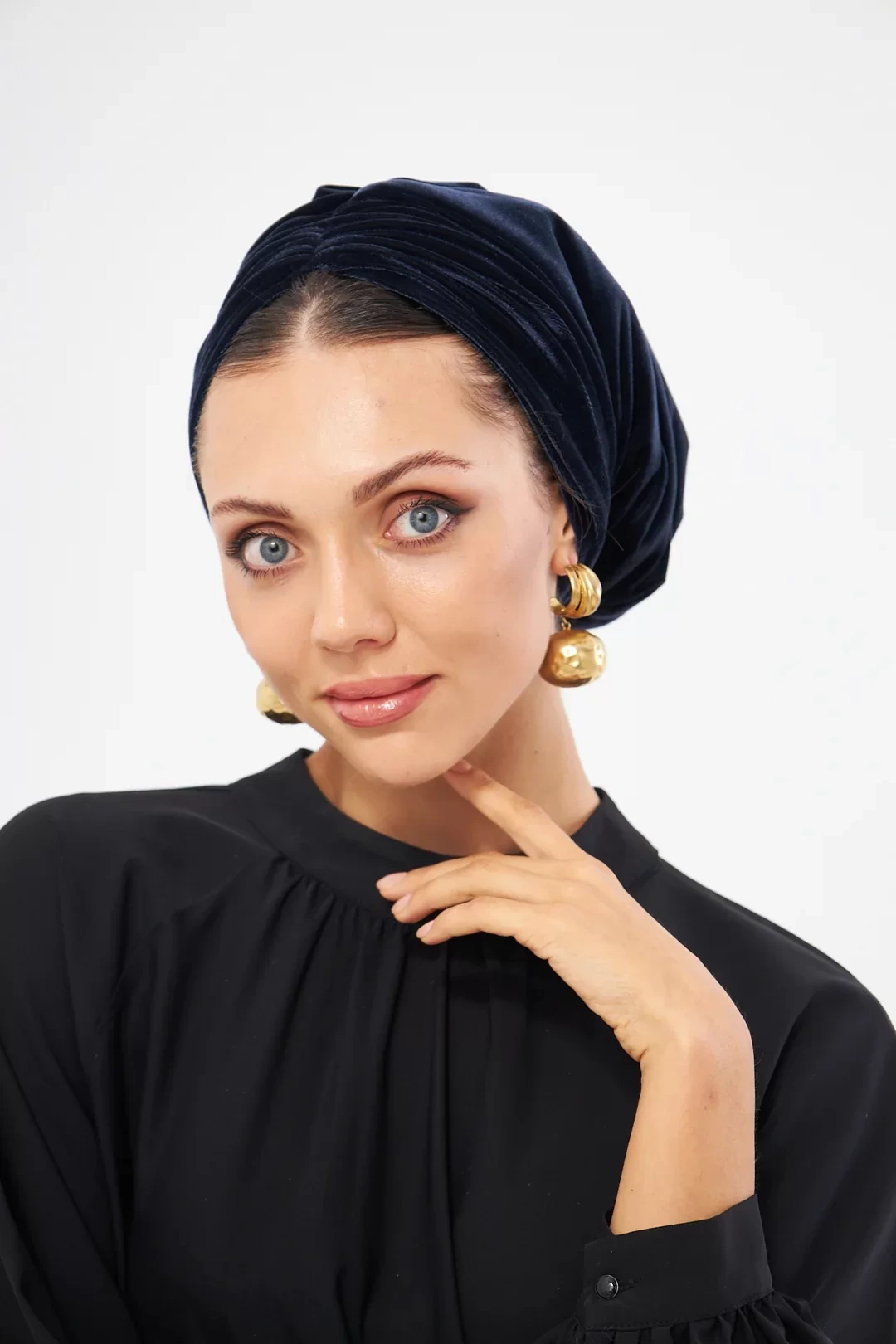 Бархатный драпированный стеганый чепчик темно-синего цвета