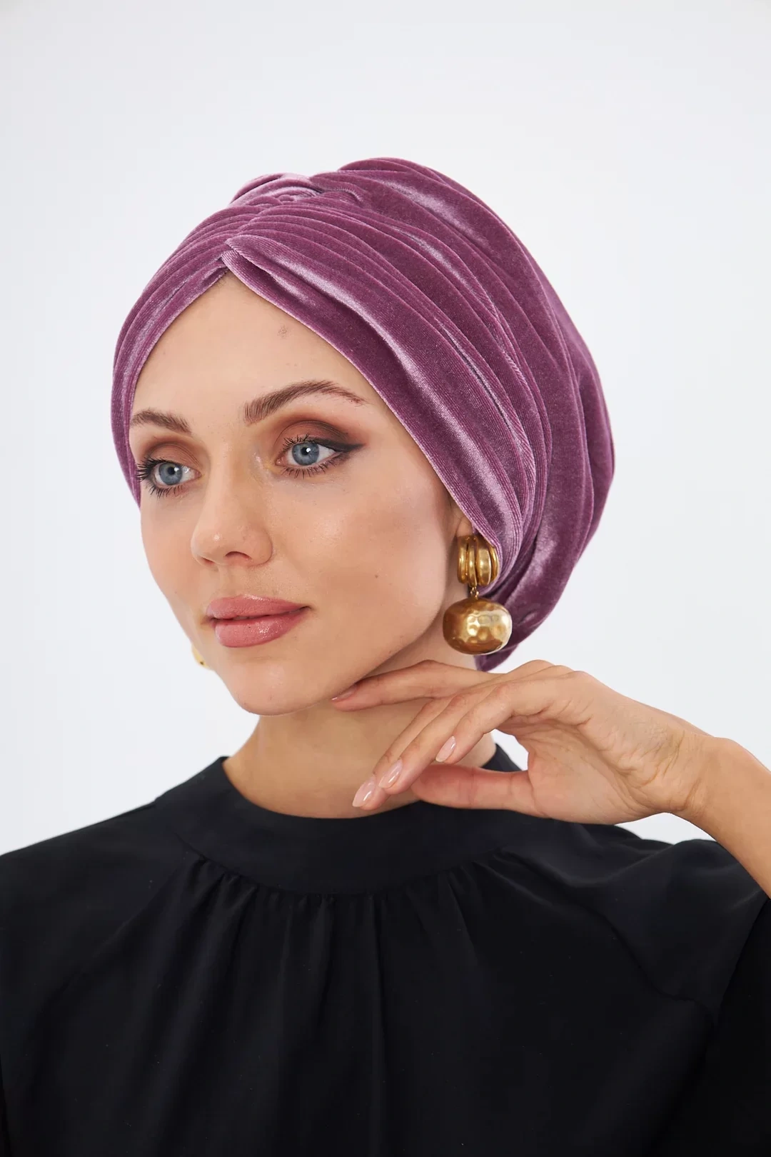 Бархатный драпированный мягкий чепчик розового цвета