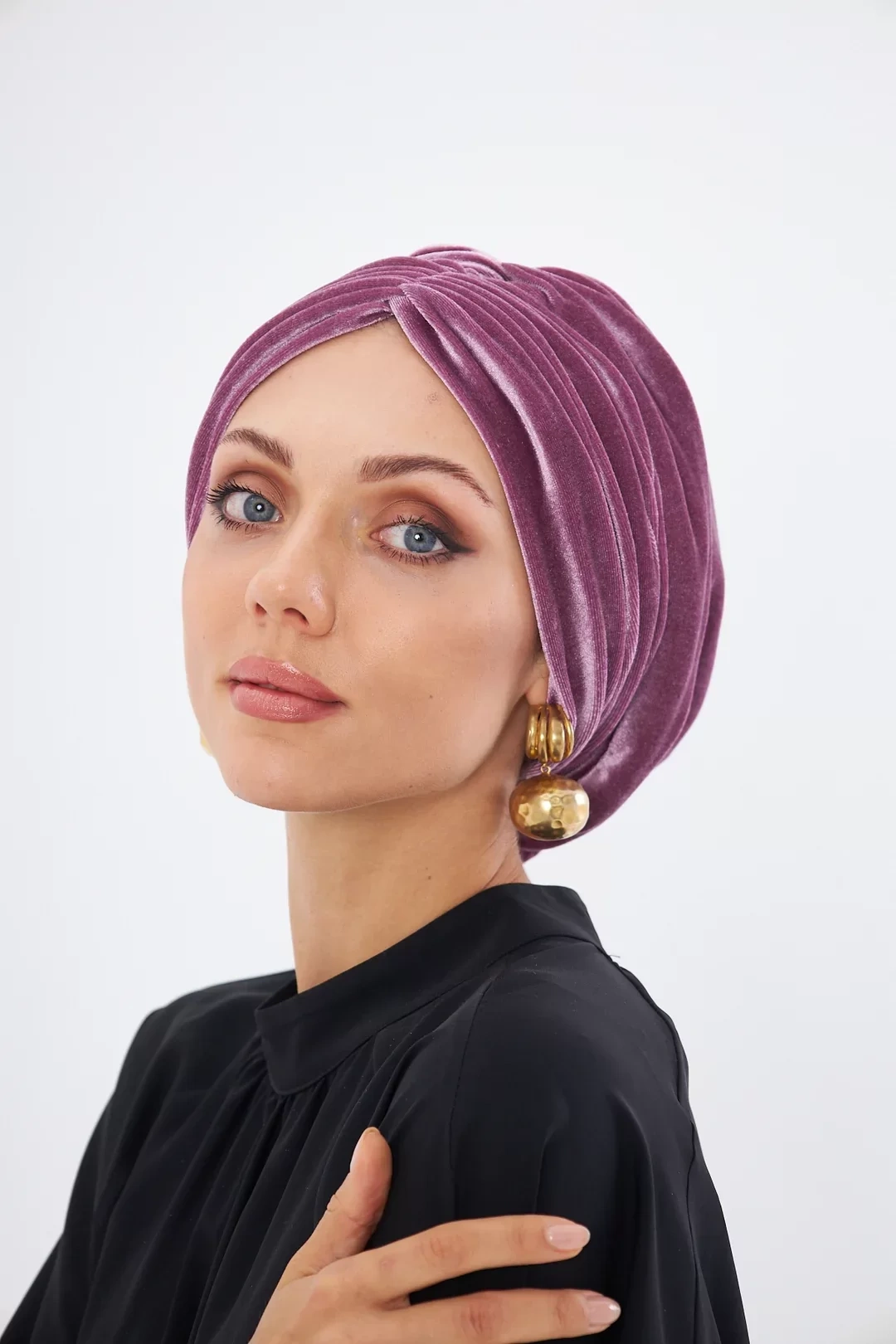 Бархатный драпированный мягкий чепчик розового цвета