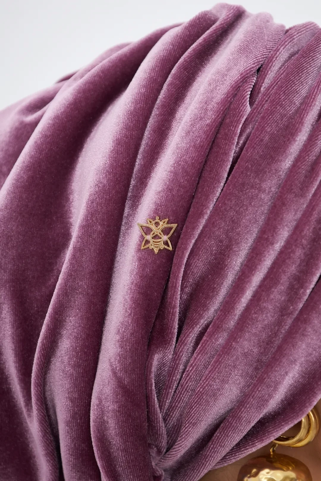 Бархатный драпированный мягкий чепчик розового цвета