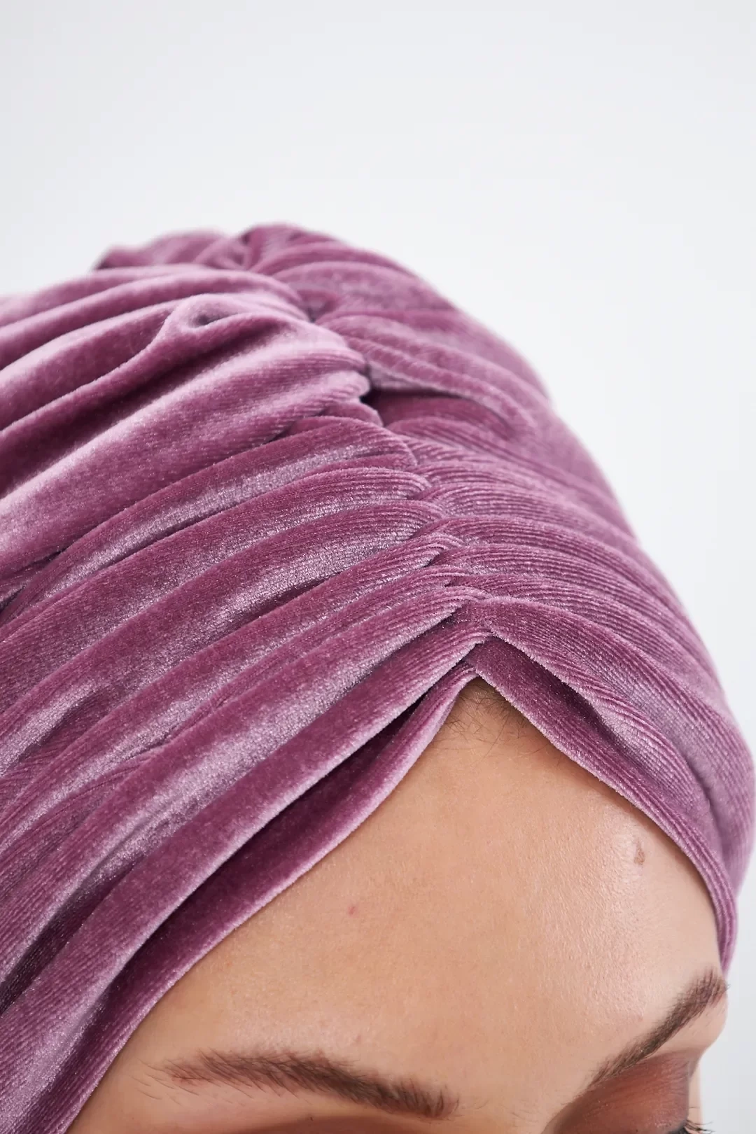 Бархатный драпированный мягкий чепчик розового цвета