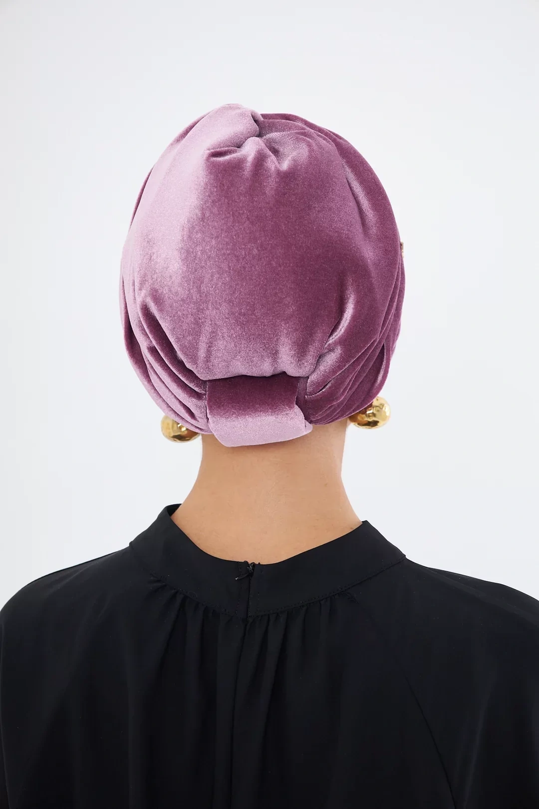 Бархатный драпированный мягкий чепчик розового цвета