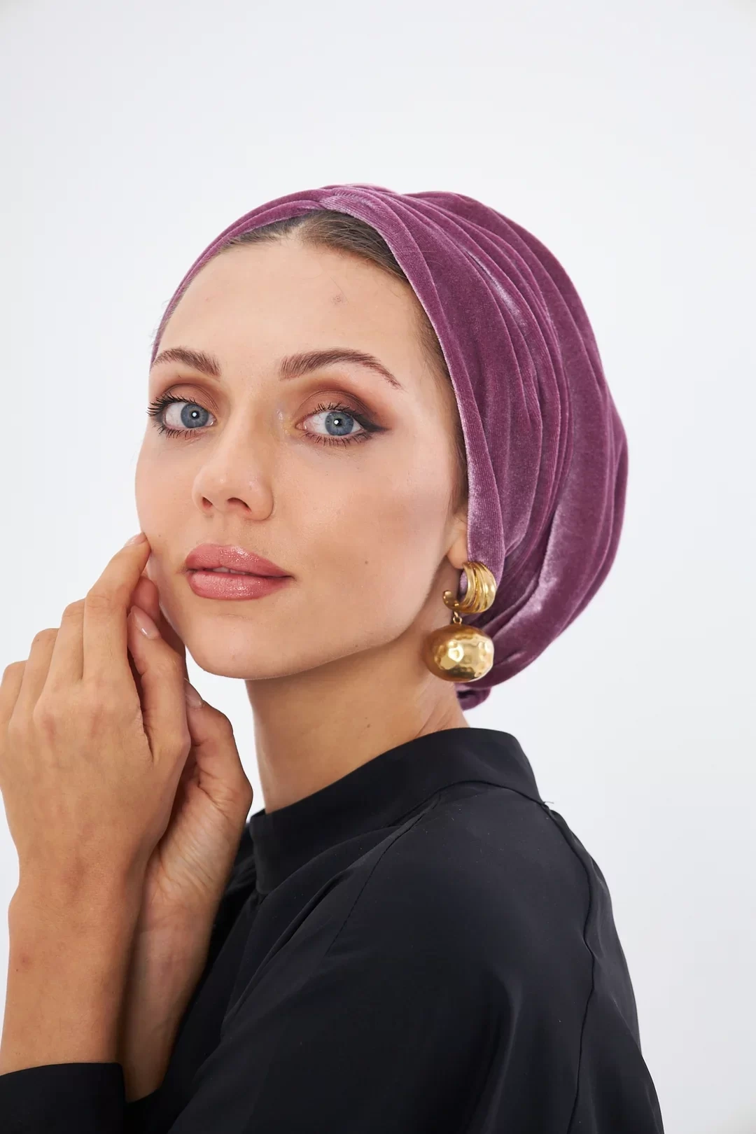 Бархатный драпированный мягкий чепчик розового цвета