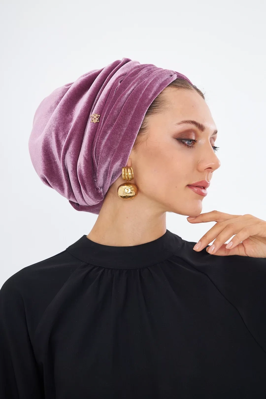 Бархатный драпированный мягкий чепчик розового цвета