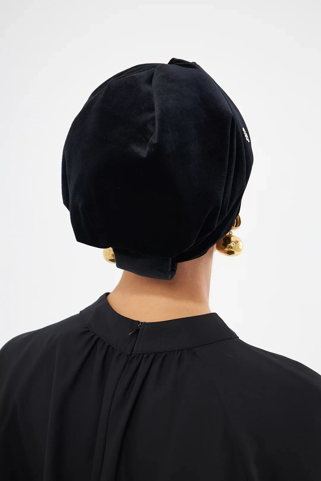 Бархатный драпированный стеганый чепчик черного цвета