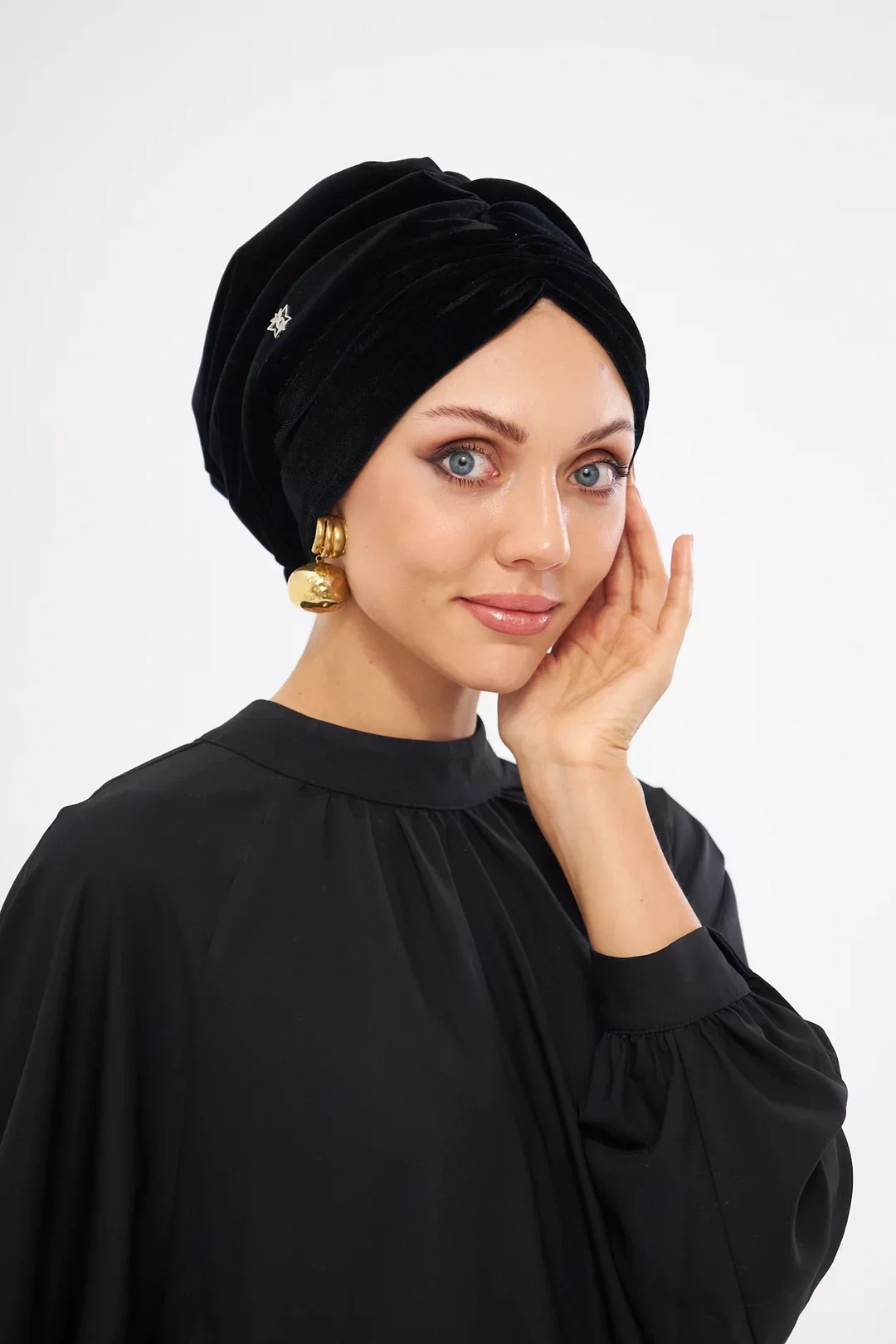 Бархатный драпированный стеганый чепчик черного цвета