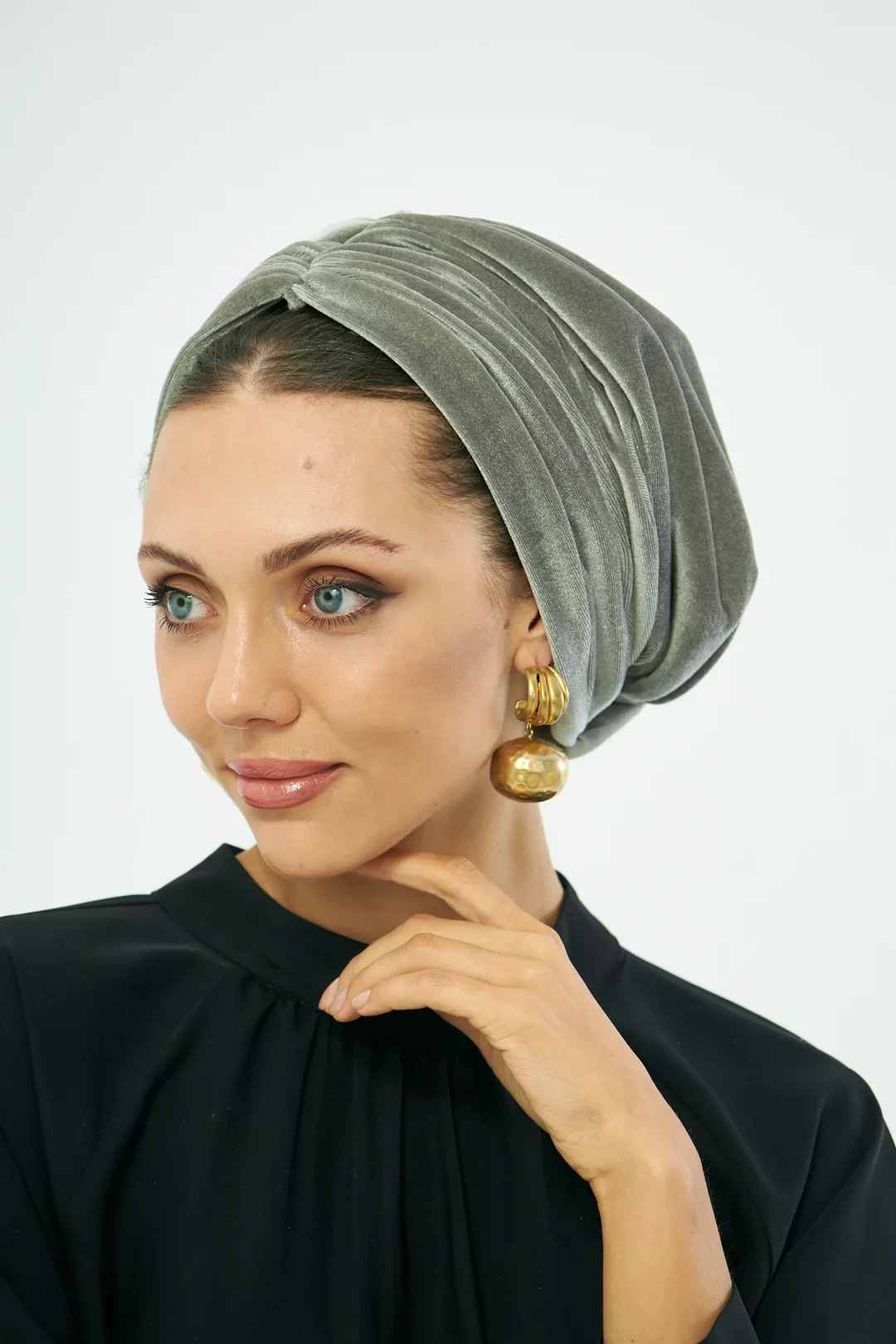 Бархатный драпированный меховой чепчик Норка