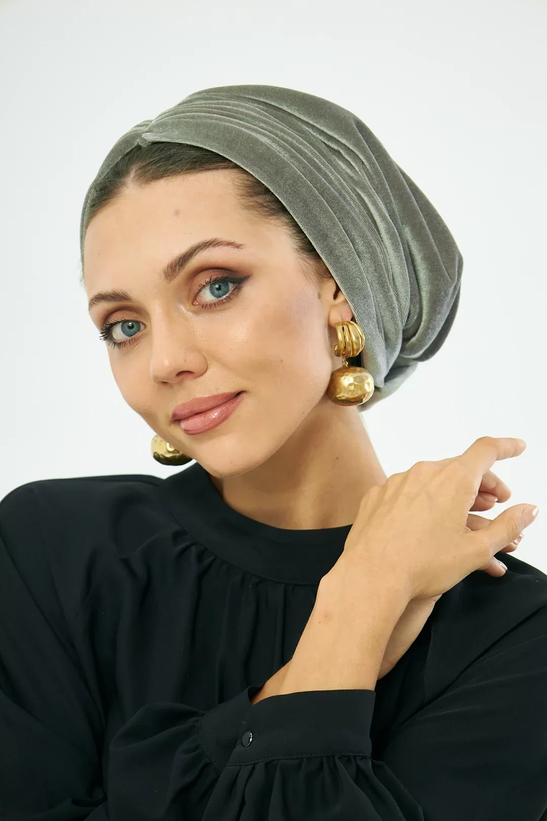 Бархатный драпированный меховой чепчик Норка