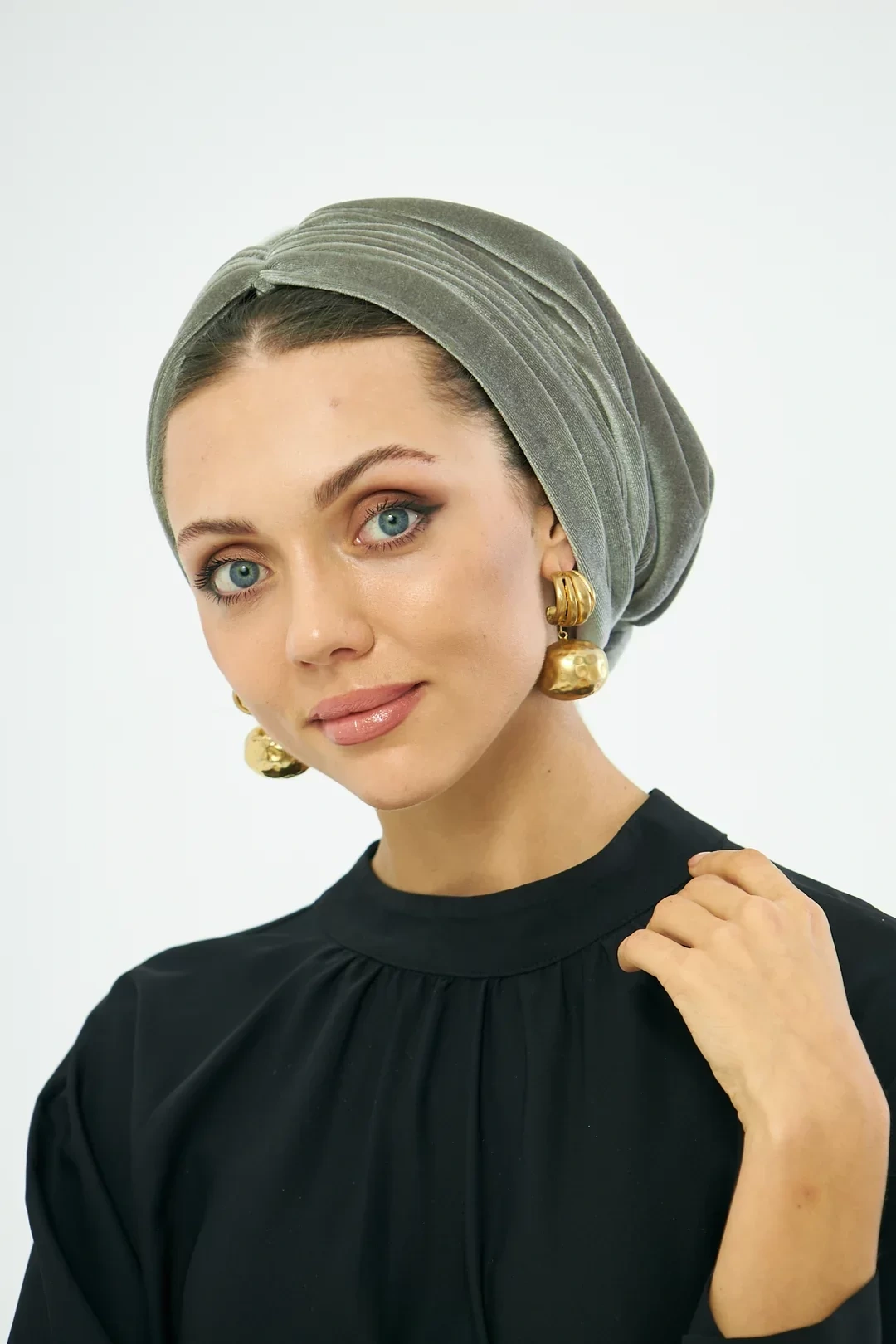 Бархатный драпированный меховой чепчик Норка