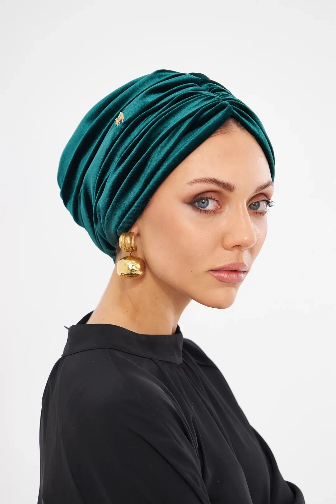 Бархатный драпированный стеганый чепчик изумрудного цвета