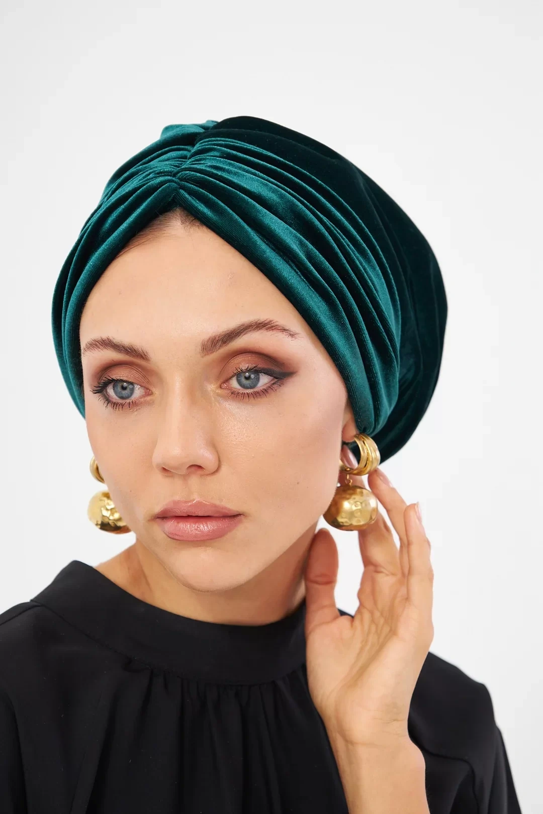 Бархатный драпированный стеганый чепчик изумрудного цвета