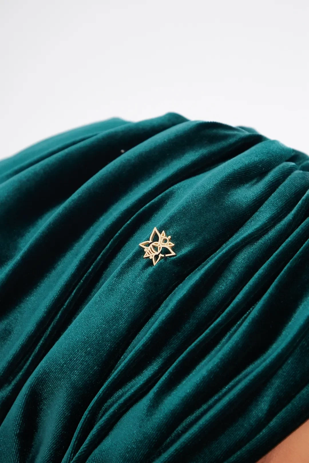 Бархатный драпированный стеганый чепчик изумрудного цвета