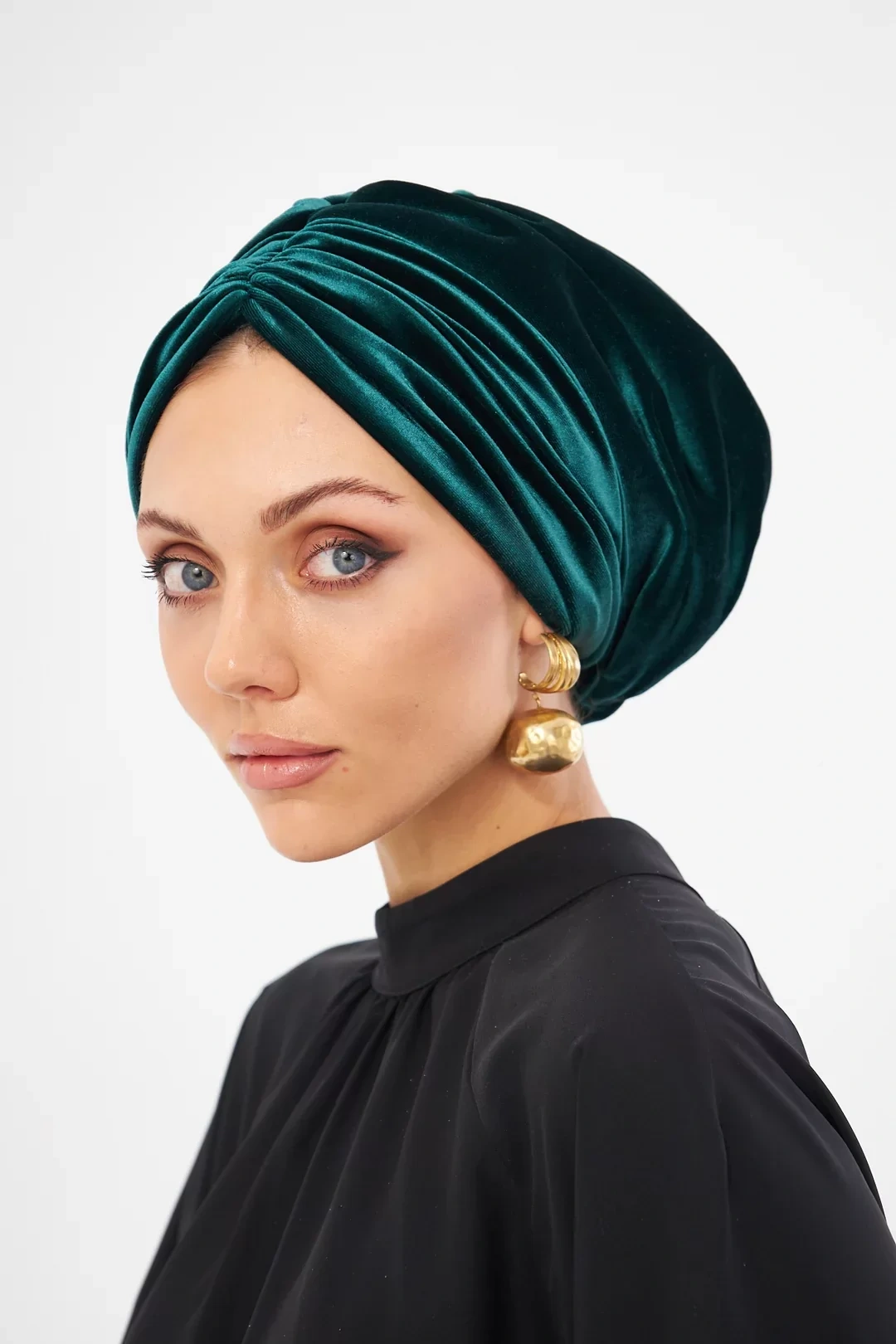 Бархатный драпированный стеганый чепчик изумрудного цвета
