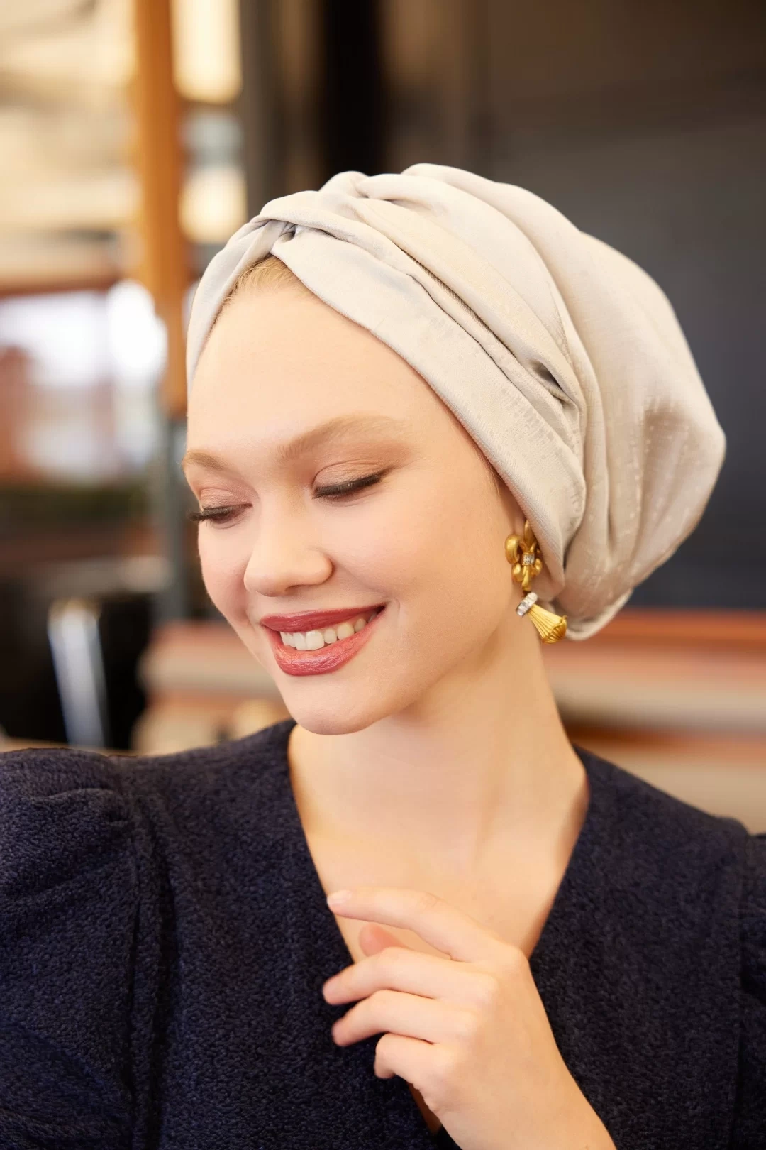 غطاء رأس مربع من قماش الجاكار الفضي المحشو بالحرير