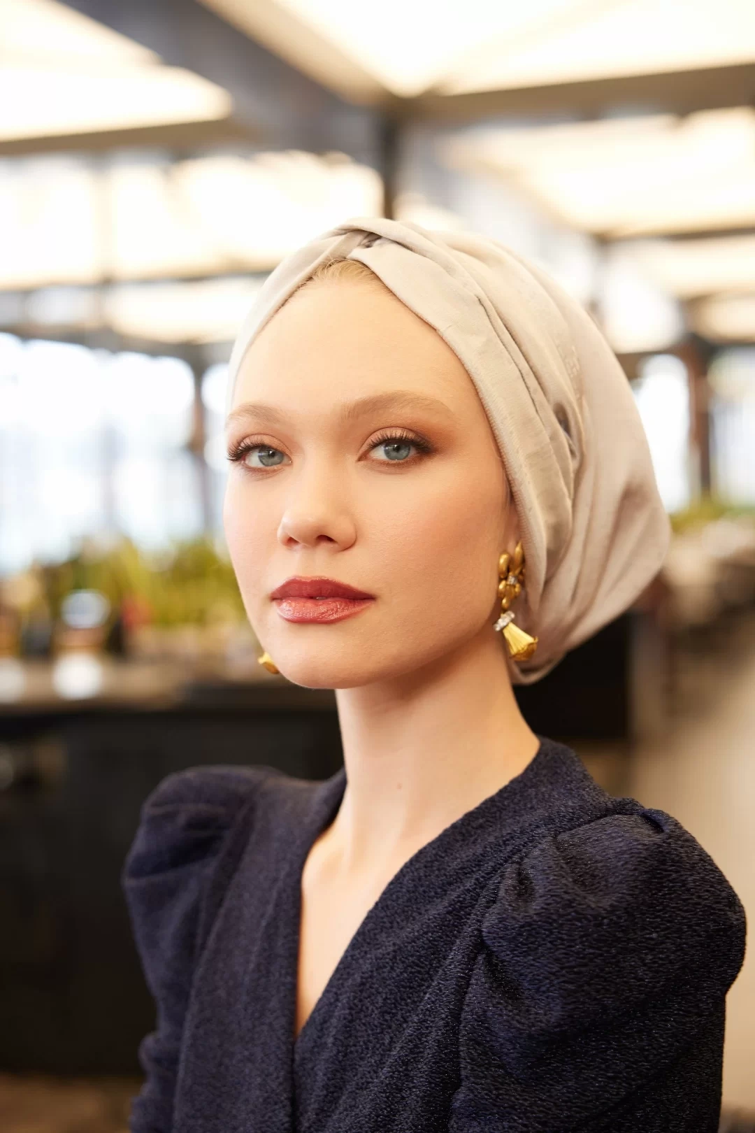 کلاه بافتنی پر شده با ابریشم نقره‌ای ژاکارد مربعی