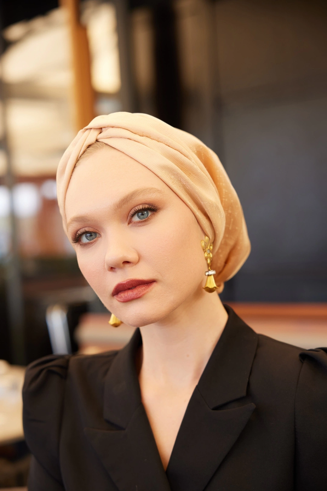 غطاء رأس مربع من قماش الجاكار بلون الخوخ ومحشو بالحرير