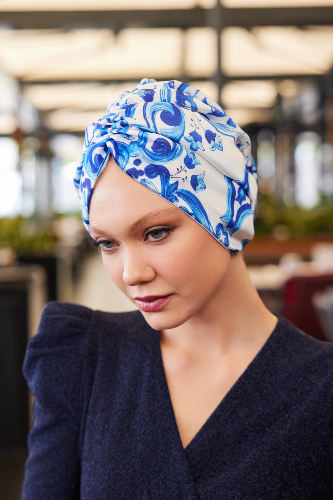 غطاء رأس حريري أزرق أبيض غير مملوء