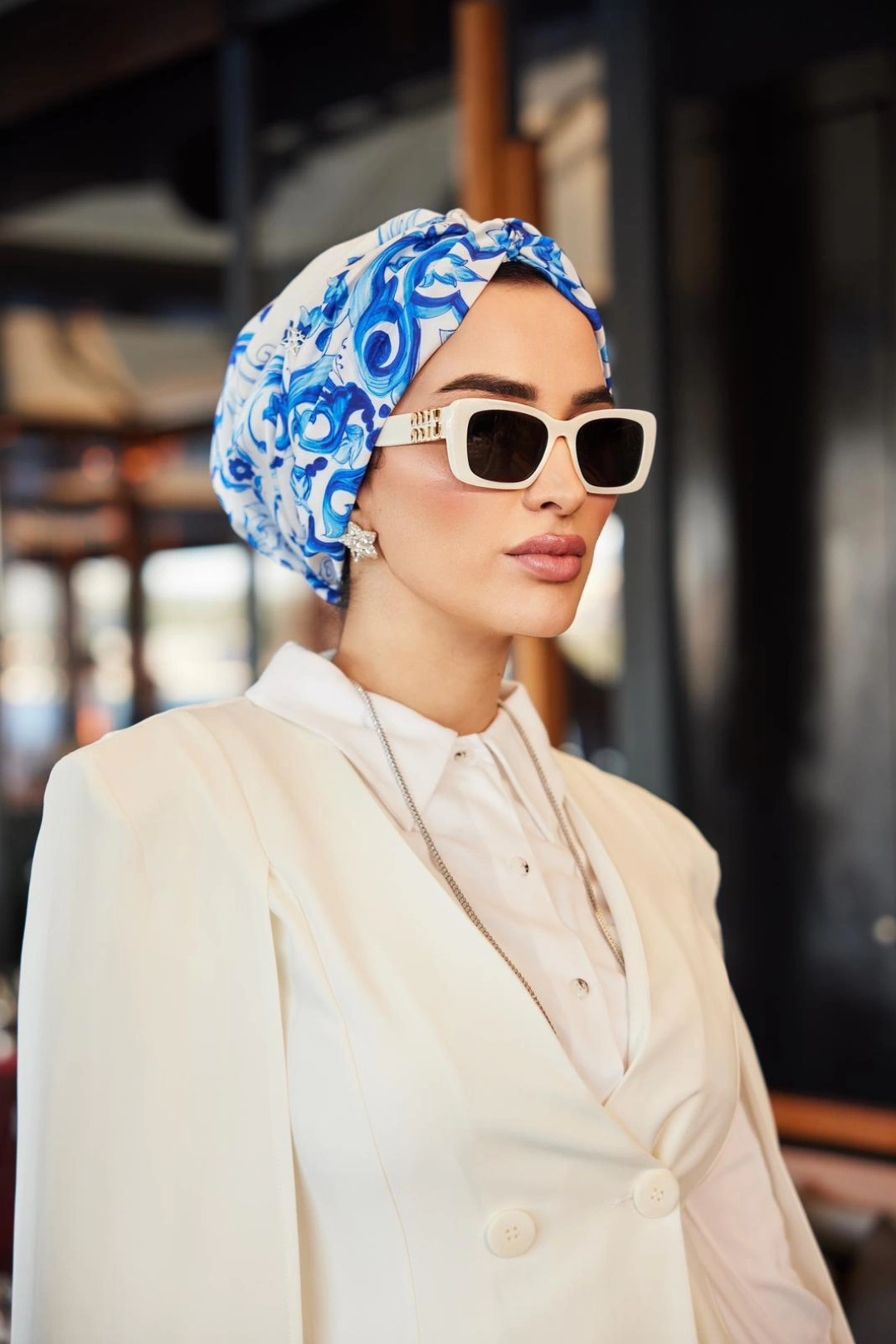 غطاء رأس محشو بالحرير الأزرق والأبيض