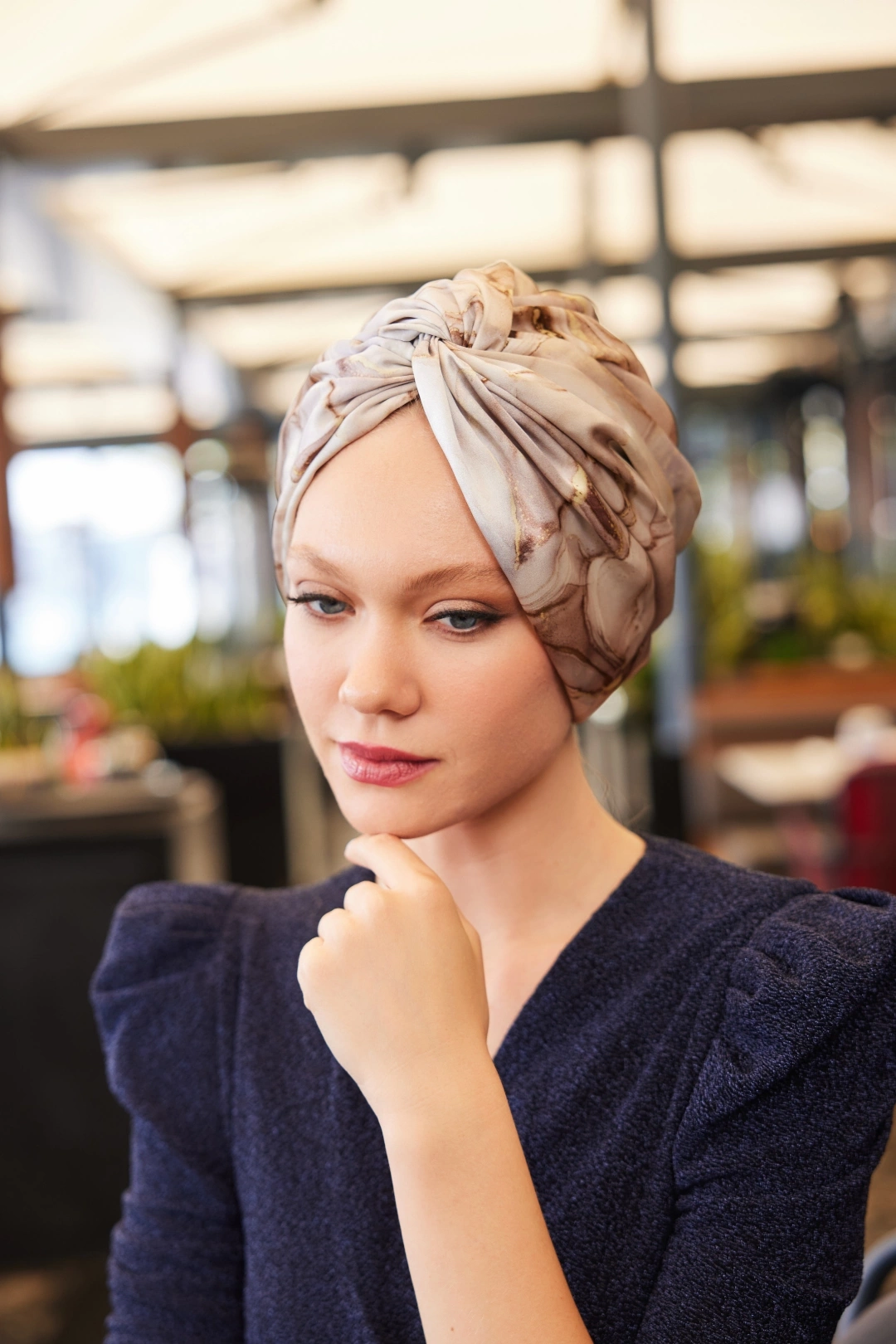 غطاء رأس حريري كريمي بنمط رخامي غير محشو