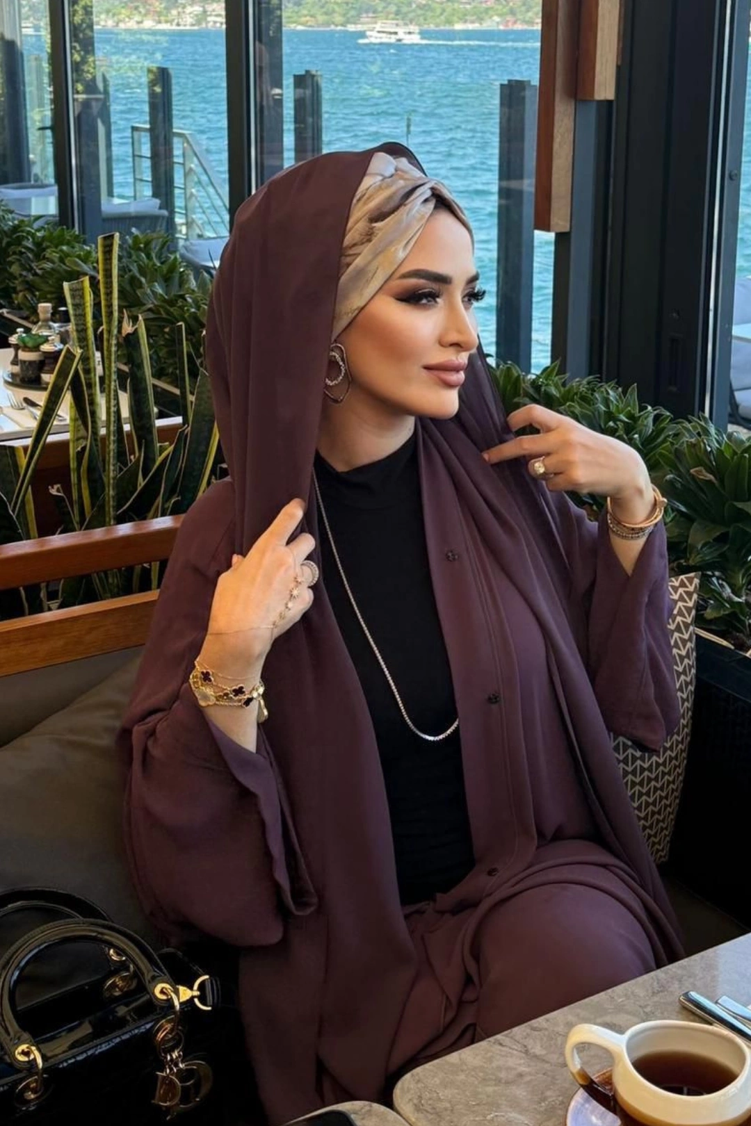 غطاء رأس من الحرير الناعم بنقشة رخامية بلون البرقوق