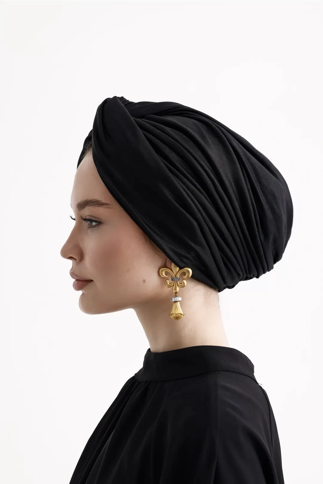 Перламутровый ненаполненный капот черного цвета