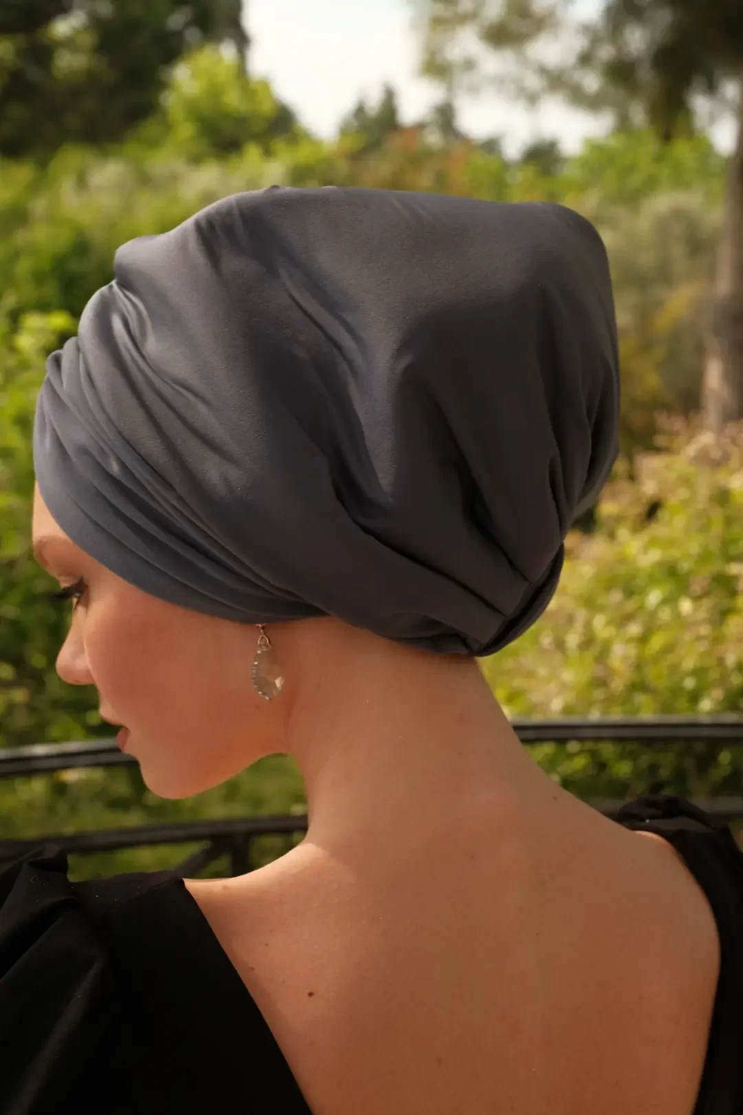 Bonnet quotidien drapé et garni Sisre gris