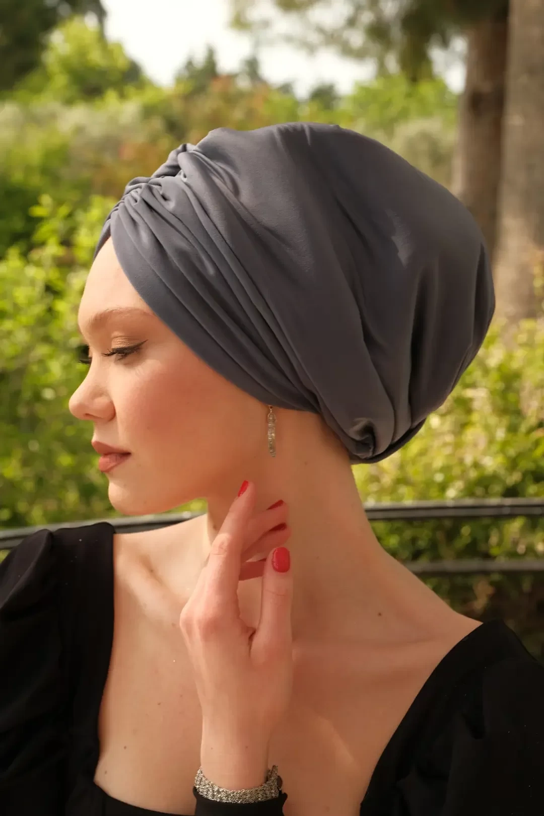 Bonnet quotidien drapé et garni Sisre gris