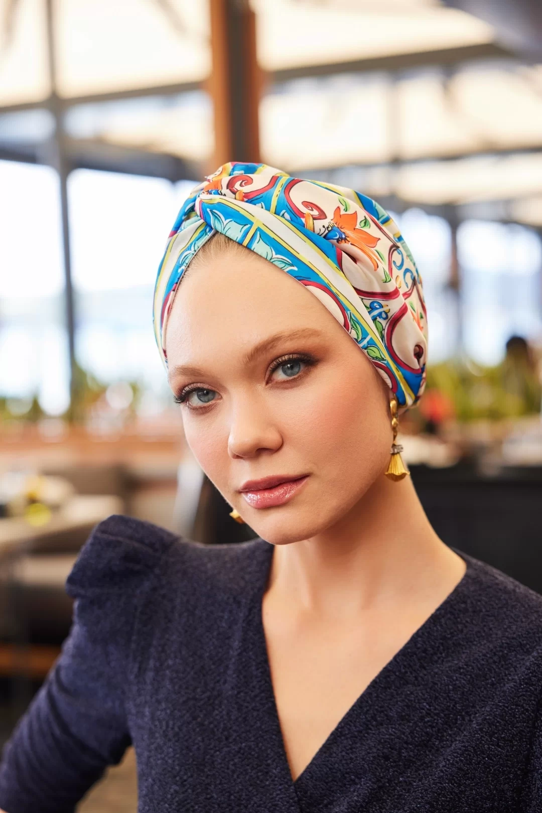 غطاء رأس حريري غير مملوء باللون البرتقالي والأزرق