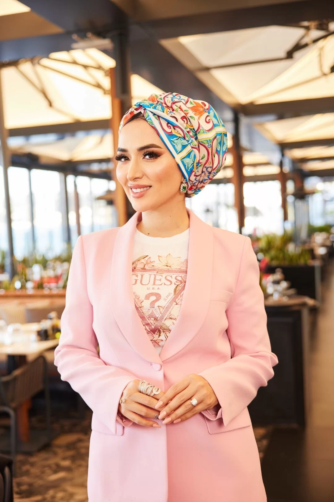 غطاء رأس مملوء بالحرير باللون البرتقالي والأزرق