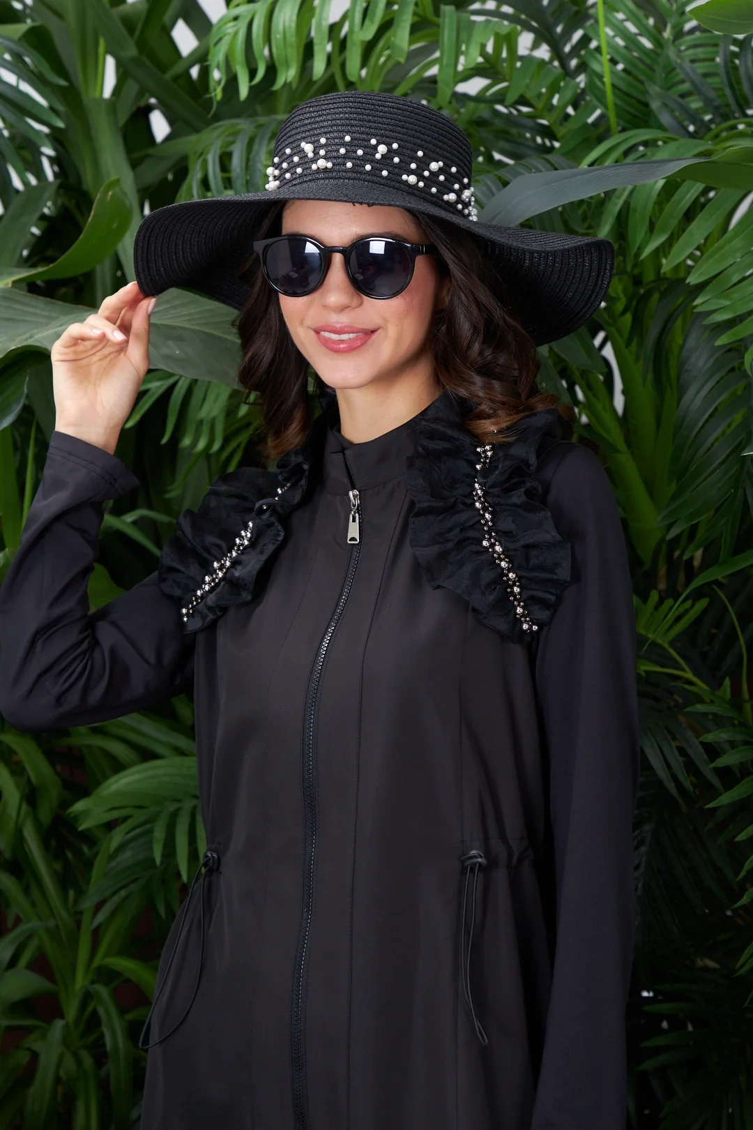 Жилет с оборками и жемчугом на молнии