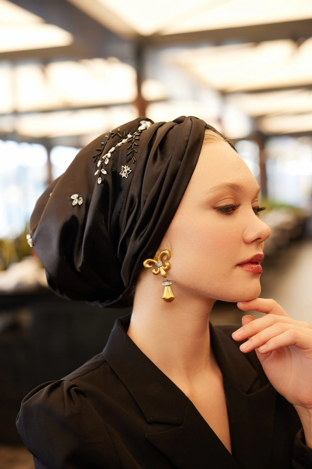 کلاه بافتنی ابریشمی طرح برگ دوزی شده با ساتن