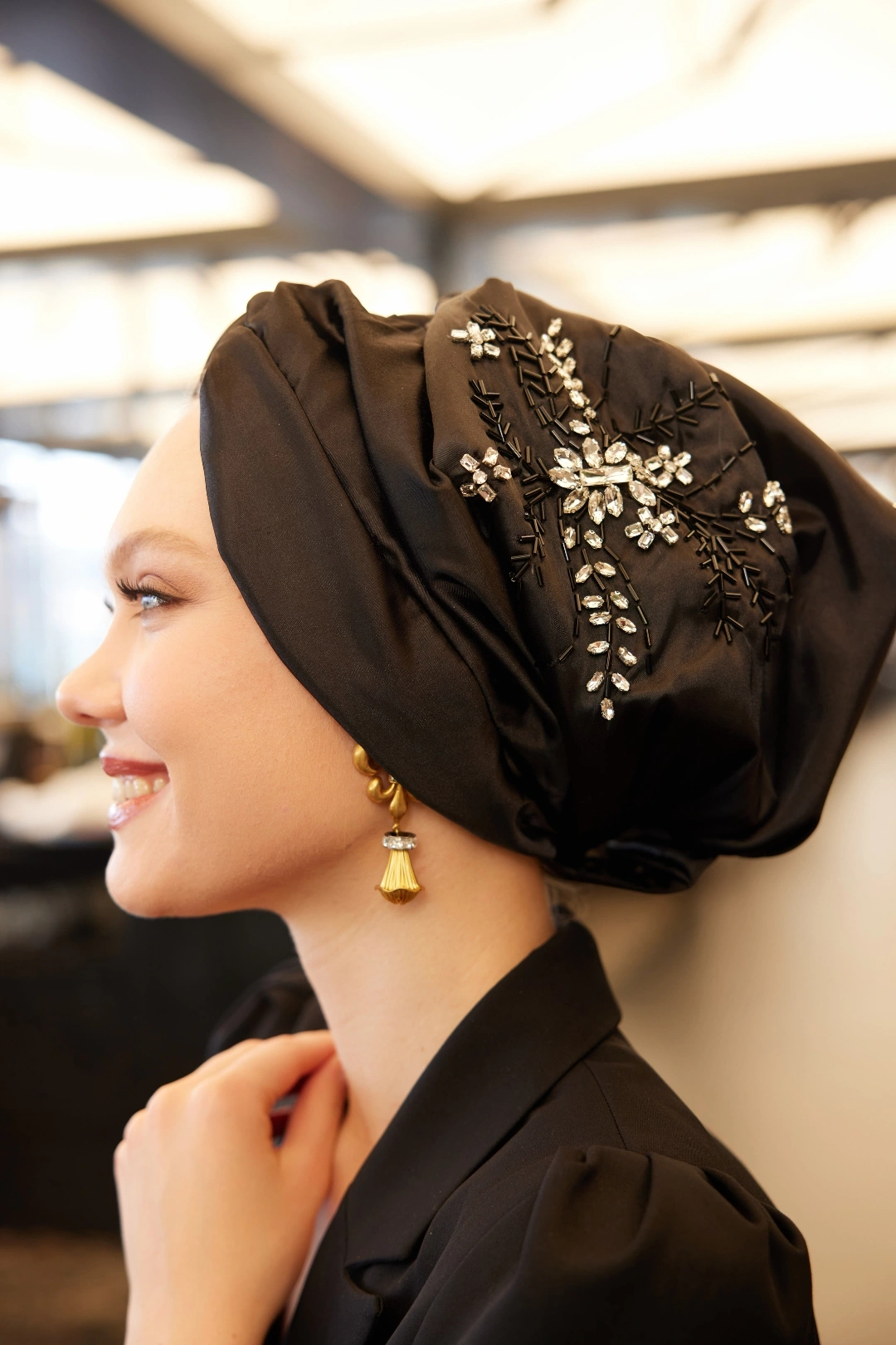 غطاء رأس من الحرير المحشو بالساتان المطرز بنقوش أوراق الشجر