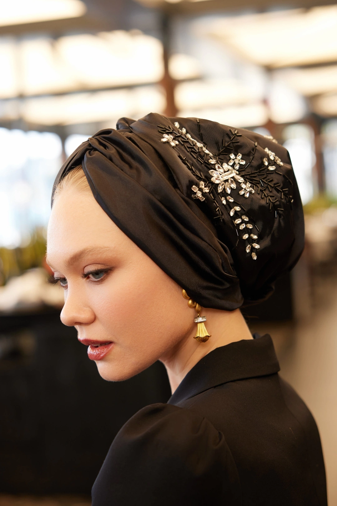 کلاه بافتنی ابریشمی طرح برگ دوزی شده با ساتن