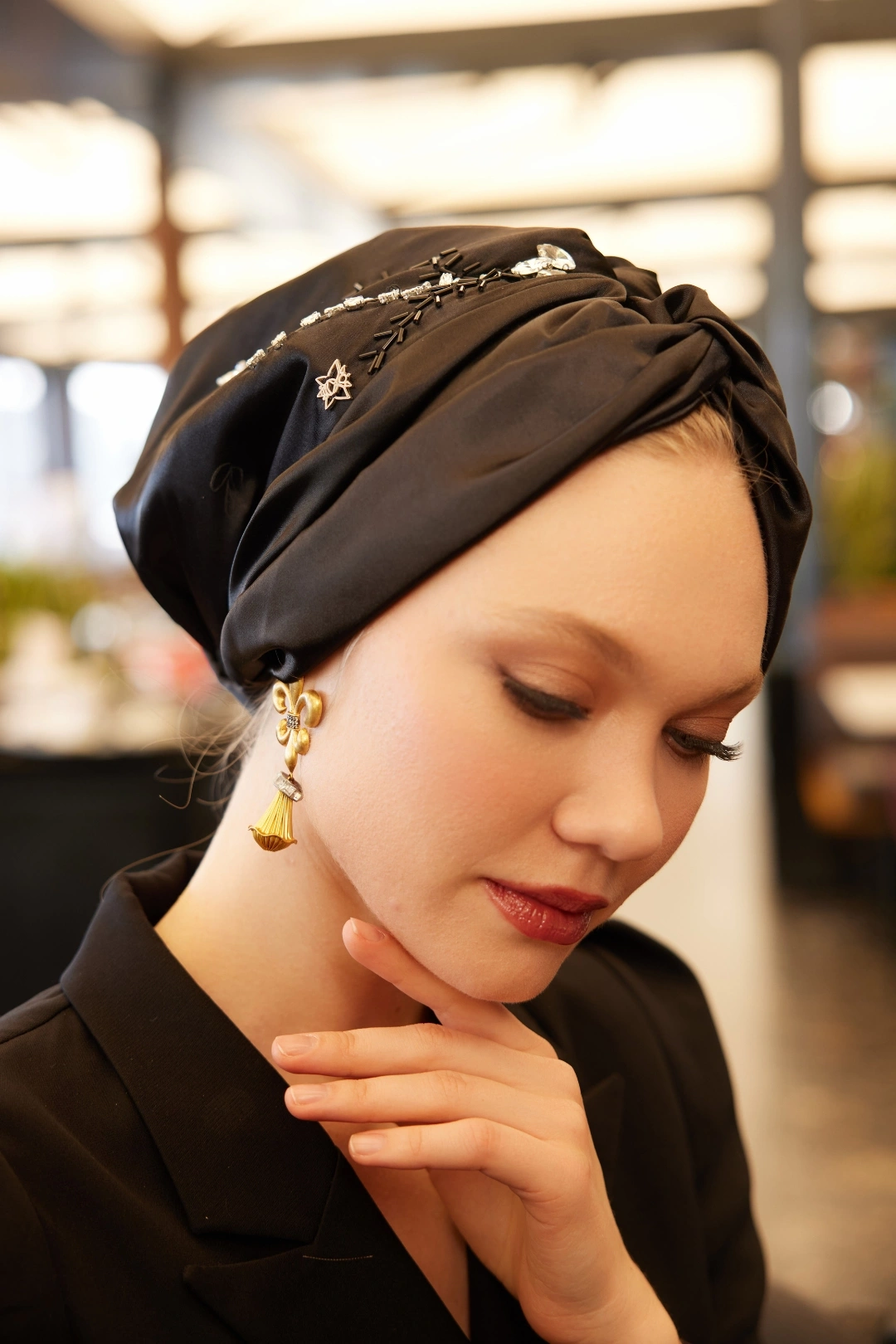 کلاه بافتنی ابریشمی طرح برگ دوزی شده با ساتن