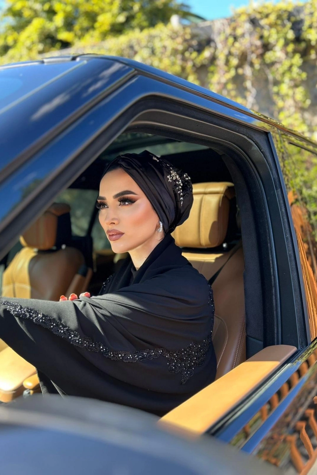 کلاه بافتنی ابریشمی طرح برگ دوزی شده با ساتن