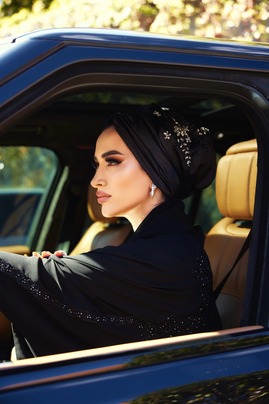 کلاه بافتنی ابریشمی طرح برگ دوزی شده با ساتن