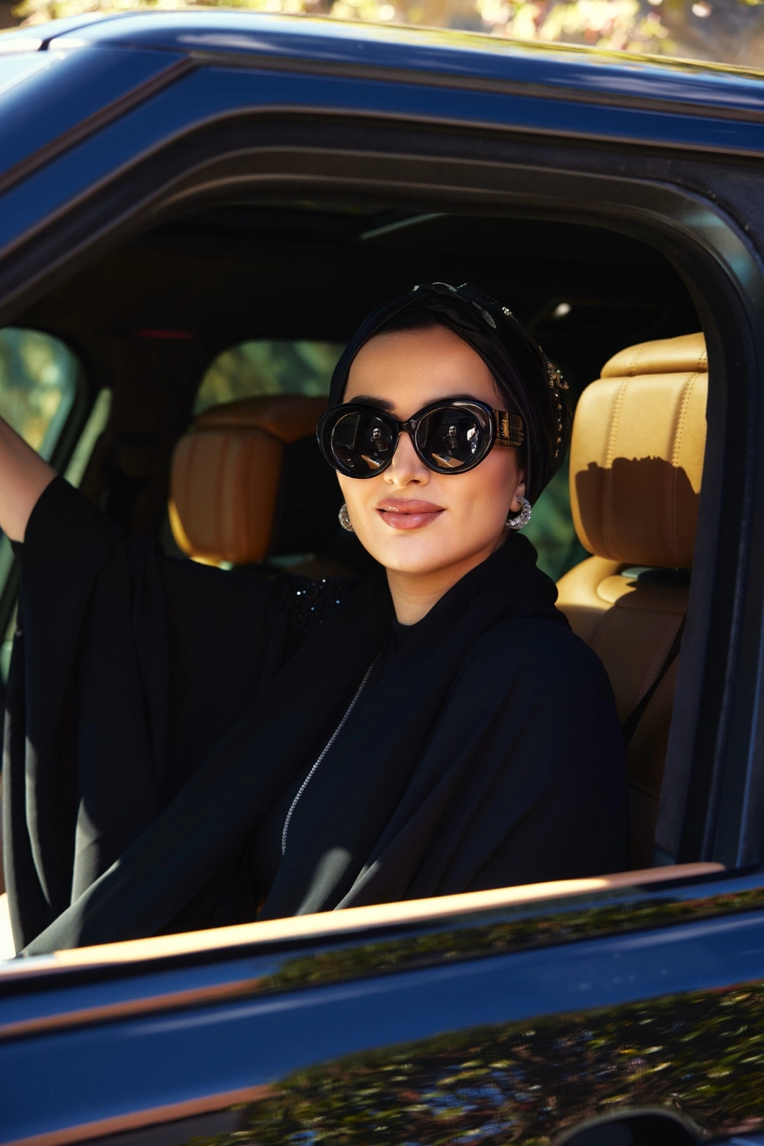 کلاه بافتنی ابریشمی طرح برگ دوزی شده با ساتن