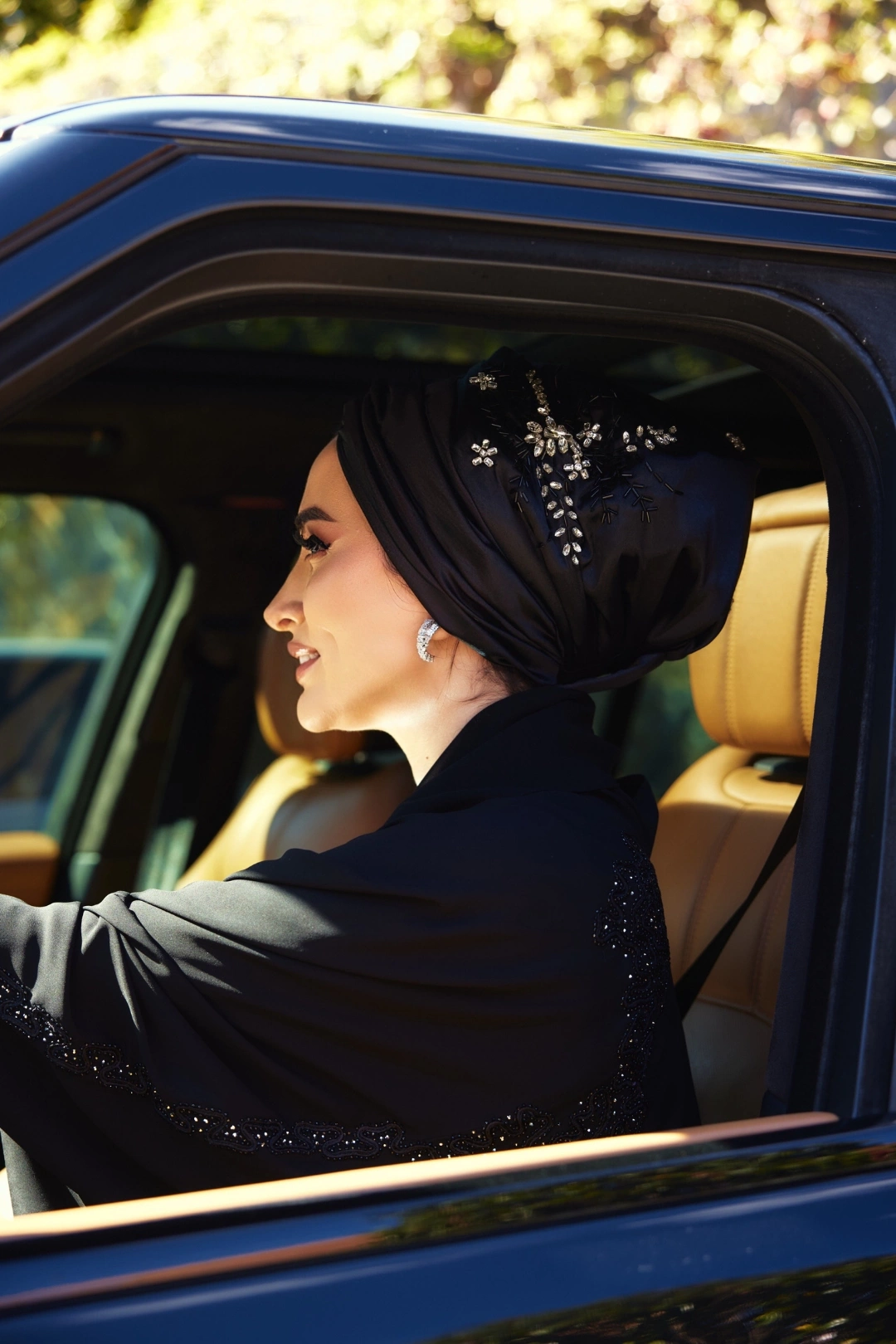 کلاه بافتنی ابریشمی طرح برگ دوزی شده با ساتن