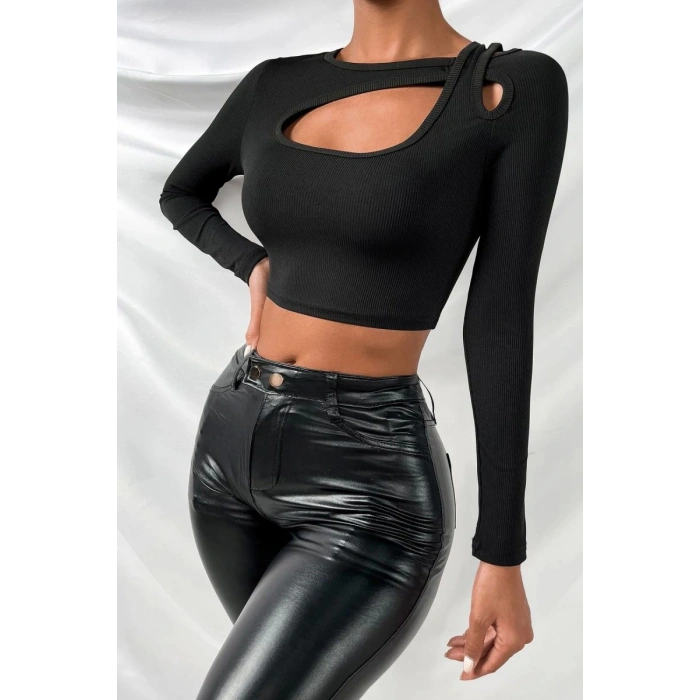 Giyim Kadın Siyah Modern Fit Göğüs Dekolteli Çapraz Askılı Uzun Kollu Crop Top Bluz